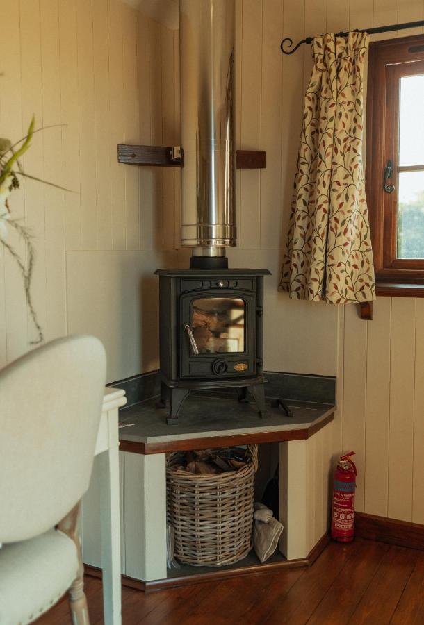 Glamping In Wiltshire In Our Luxury Shepherds Hut Chippenham (Wiltshire) Exterior foto