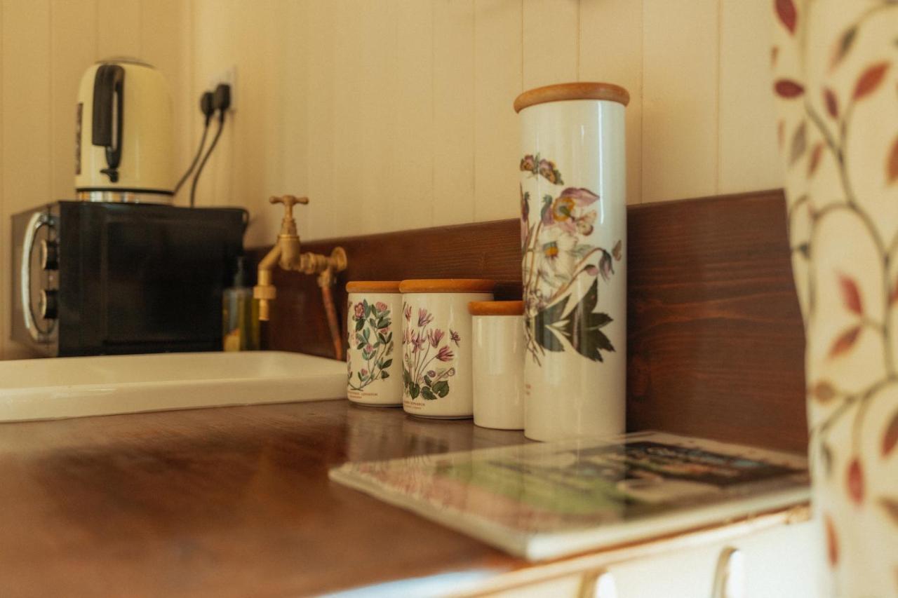 Glamping In Wiltshire In Our Luxury Shepherds Hut Chippenham (Wiltshire) Exterior foto